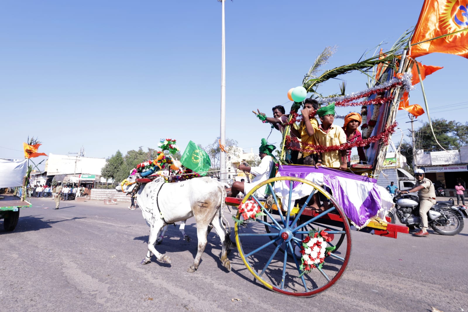 ರೈತ ಹಬ್ಬದಲ್ಲಿ ಎತ್ತಿನ ಬಂಡಿಗಳ ಮೆರವಣಿಗೆ